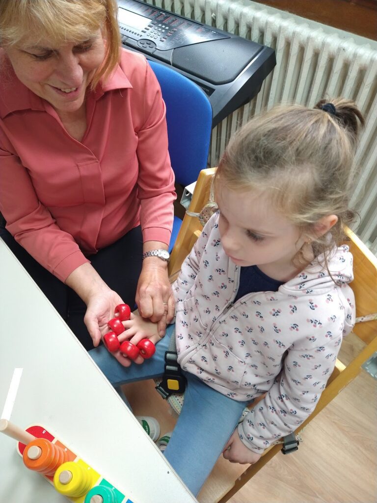 Fille qui apprend la connexion entre ses doigts et des anneaux